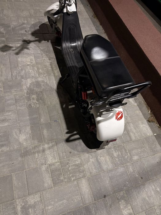 Moped alb nou 2024