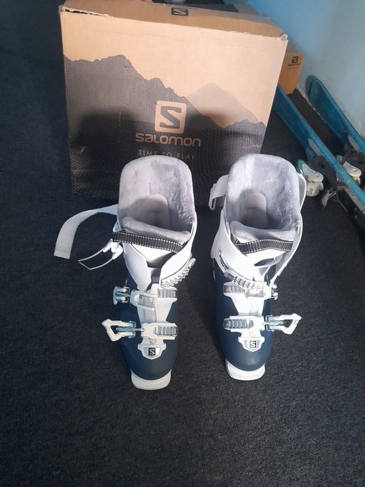 Set complet ski dama cu clapari marimea 40, skiuri head, bete si casca