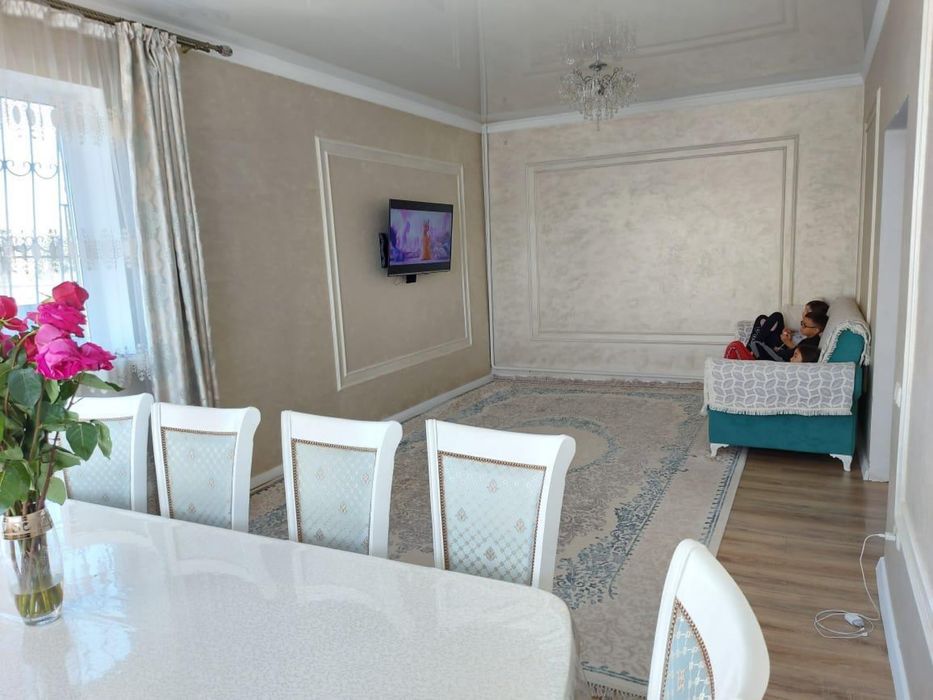 стол и стульями 300.000