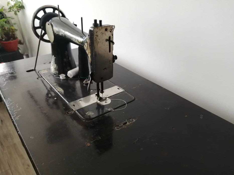 Se vinde mașină de cusut antică Frații Kepich perfect functionala
