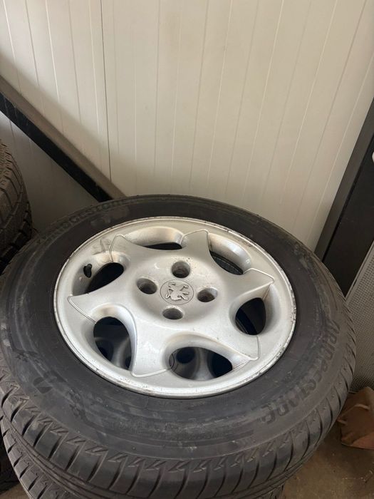 Продавам комплект 4 гуми с джанти 15 цола за пежо 406 + 1 резервна гума Michelin