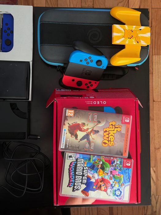 Nintendo Switch OLED – пълен комплект + 2 игри + допълнителни Joy-Con