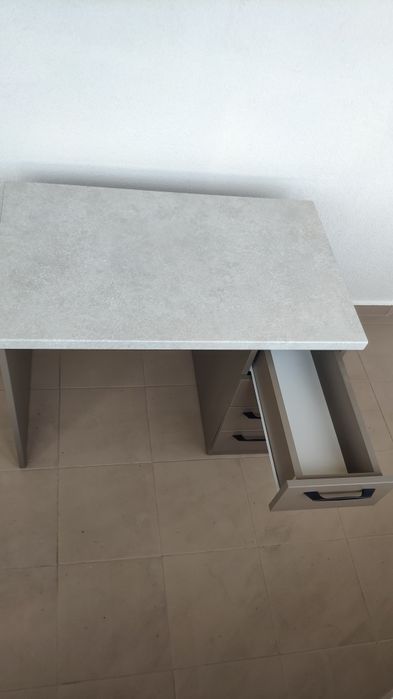 Бюро маса за маникюр офис със шкафове