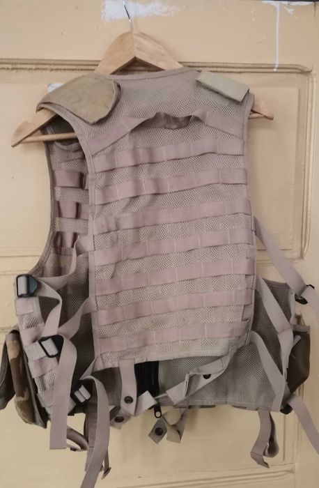 Vând vestă camuflaj desert