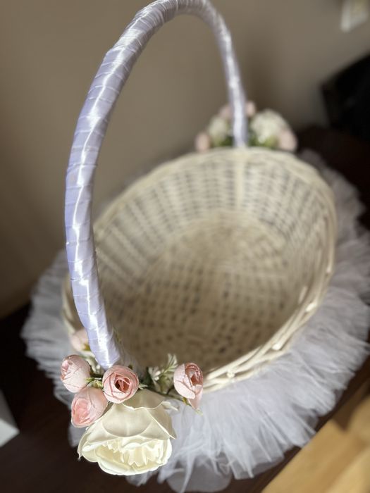 Бели Кошници с тюл, Божури и Рози – За Шаферки/Подаръци