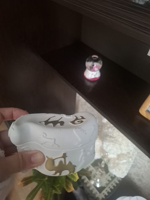 Альчушка из глины белая сделана крышкой в виде кости