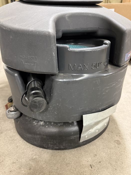 Продавам Машина за почистване на подови настилки