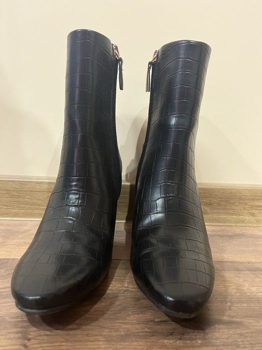 Зимни боти с нисък дебел ток