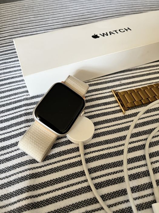 Apple watch , ceasul este impecabil , 2 bratari , incarcator , cutie .