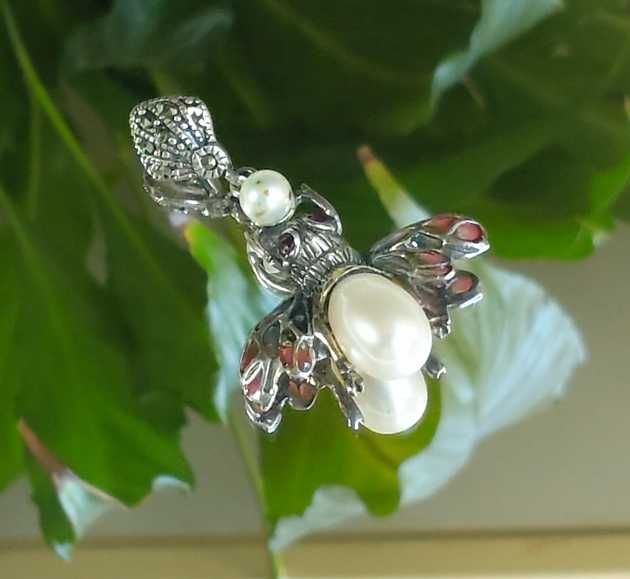 Pandantiv argint insectă cu perle, email, rubine și marcasite.
