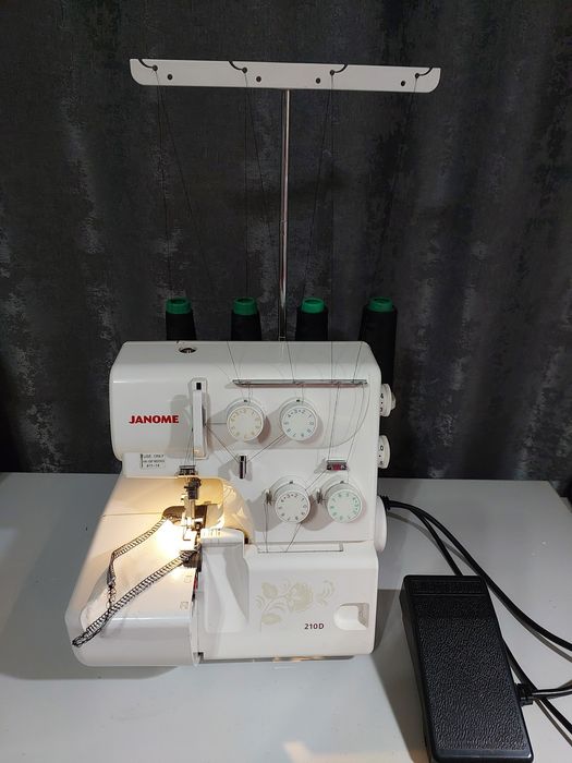 Оверлок б/у  рабочий