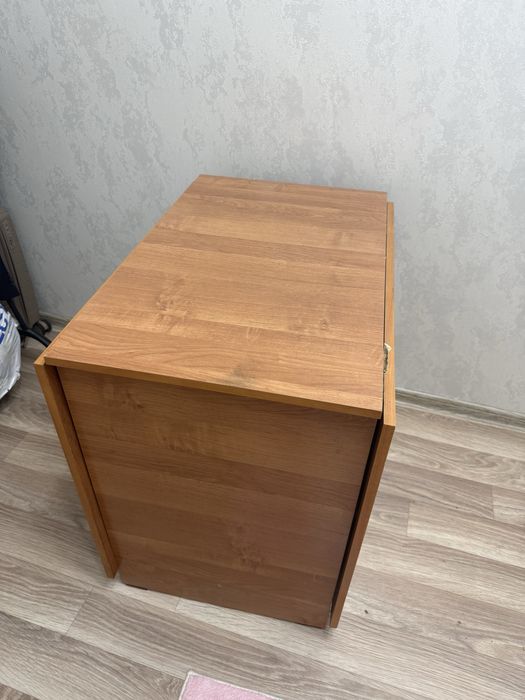 Стол склыдывающийся и тумбочка