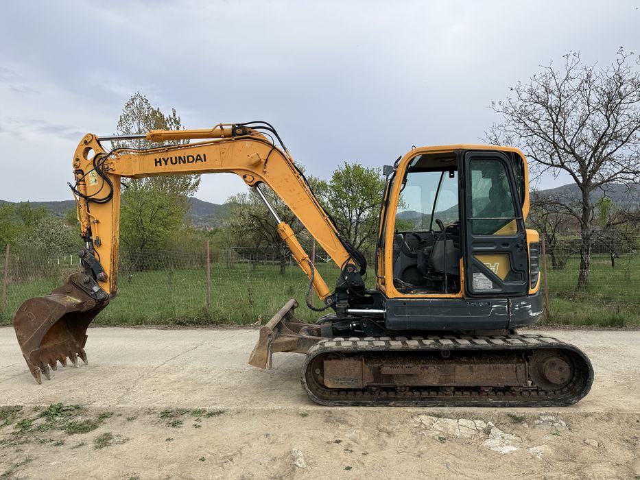 Excavator hyundai 8 tone