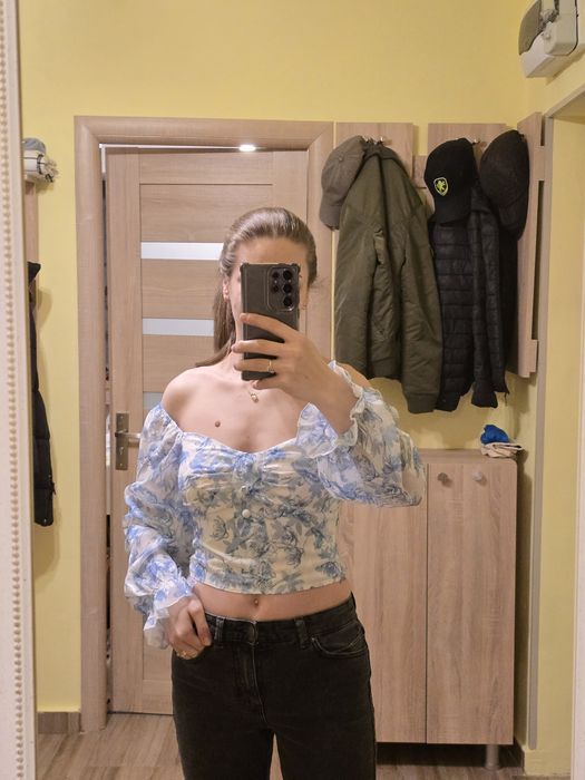 Vand bluza cu umerii goi