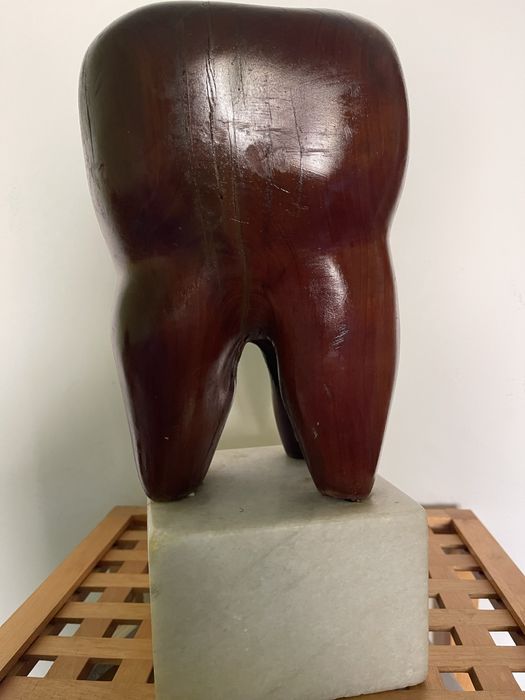 Molar, sculptura lemn soclu marmura
