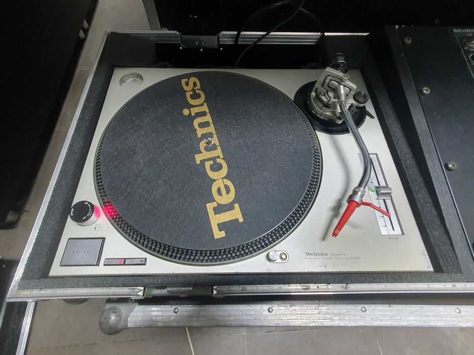 sistem DJ cu platane Technics și mixer