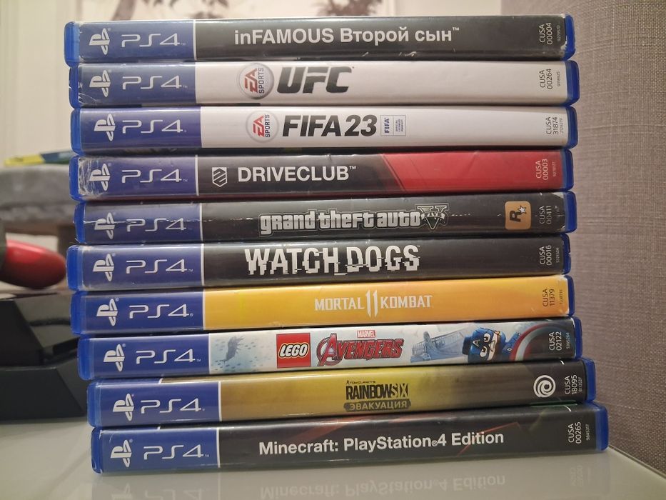 PlayStation 4 + 3 геймпада + 10 игр