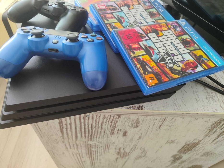 Sony PlayStation 4 Pro 1TB + 2 оригинални DualShock 4 контролера + 3 игри