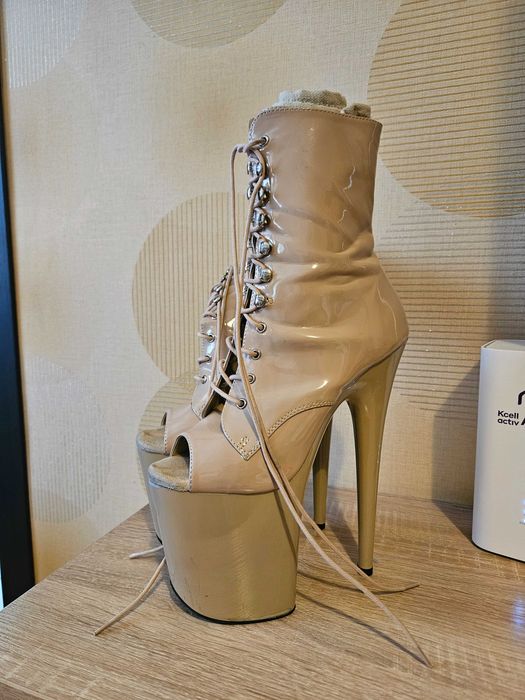 Стрипы Pleaser для танца