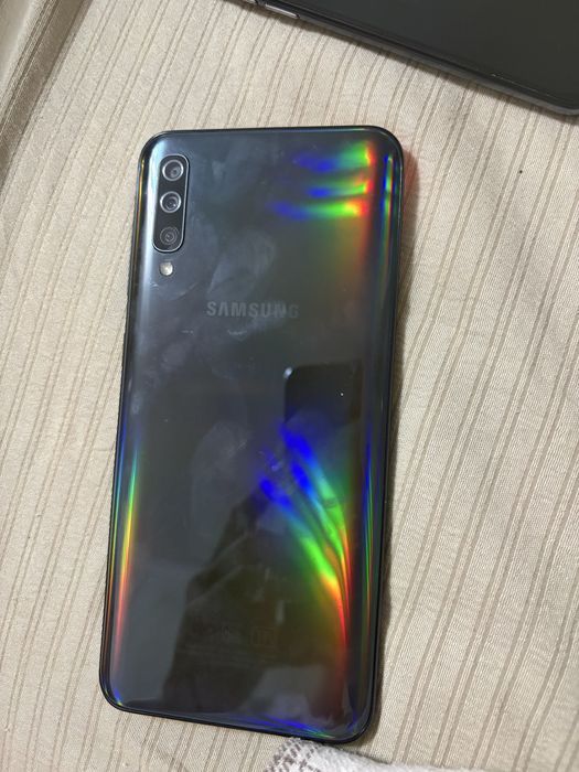 Продаю телефон самсунг а50 бу