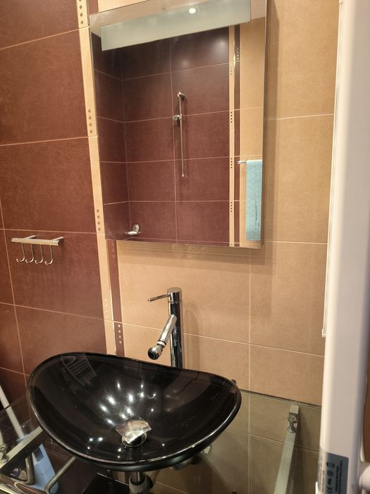 Стъклен умивалник /мивка с огледало