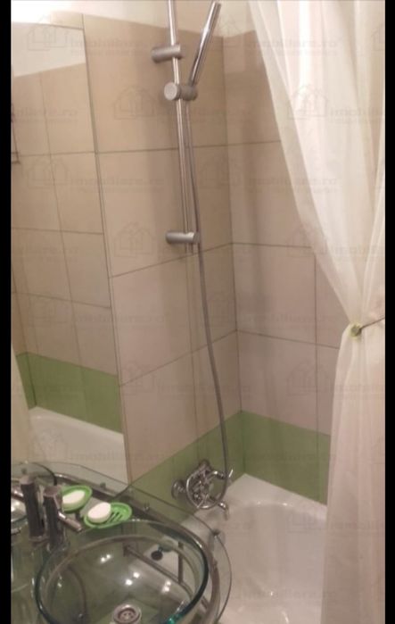 Apartament cu 2 camere decomandate de închiriat, central