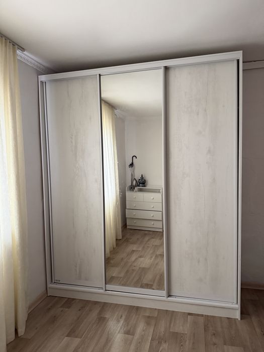Шкаф купе с зеркалом.