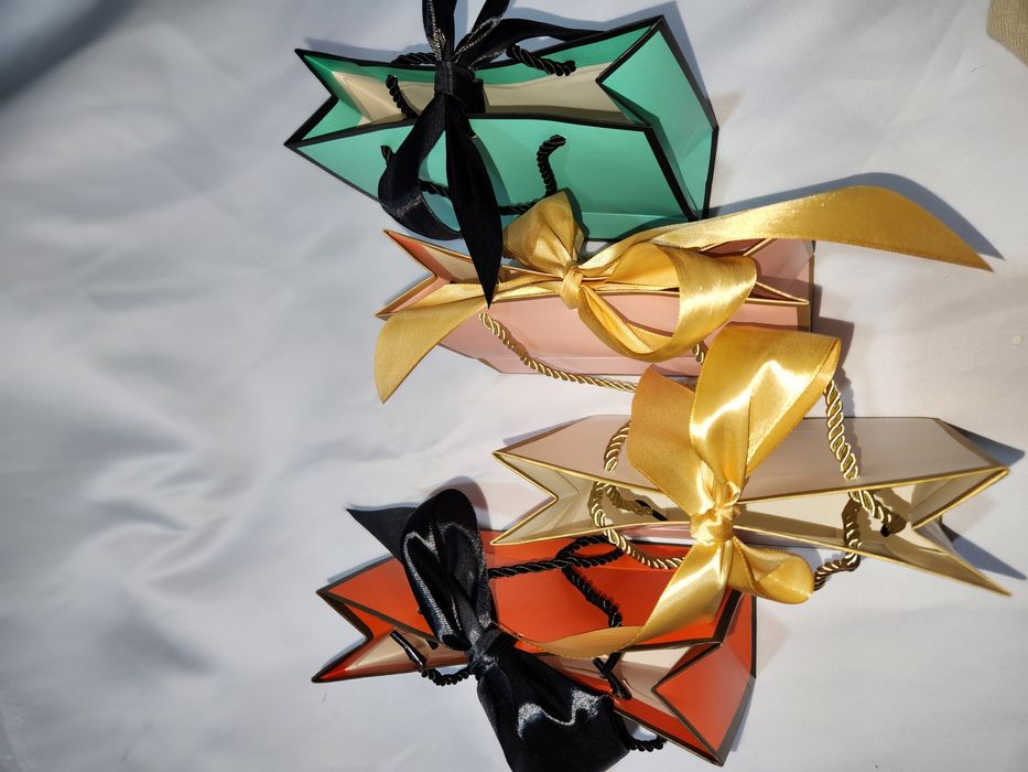 Подарочный картонный  пакет - Sovg'a uchun sumochkalar