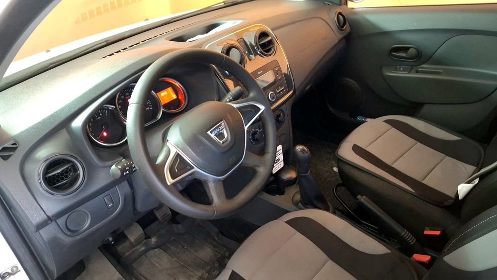 Vând Dacia Logan