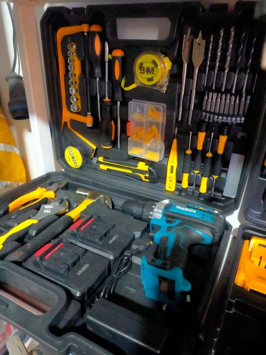 Шуруповерт Макита с большим набором