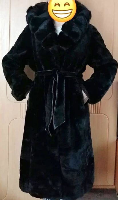 Продам  шубу из мутона с капюшоном в отличном состоянии.