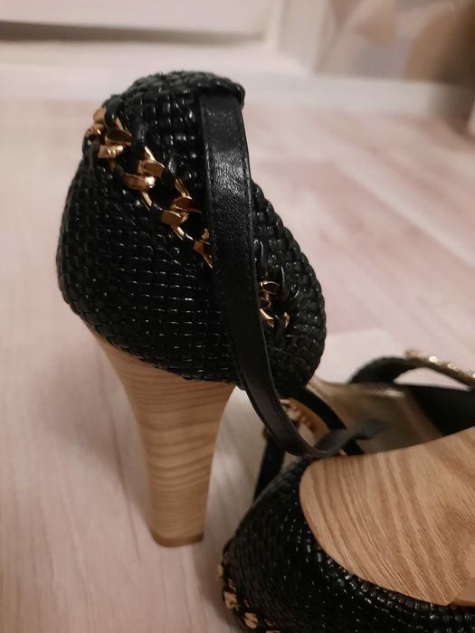 Продам туфли босоножки новые