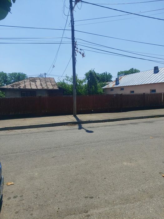 Vând teren cu casa veche