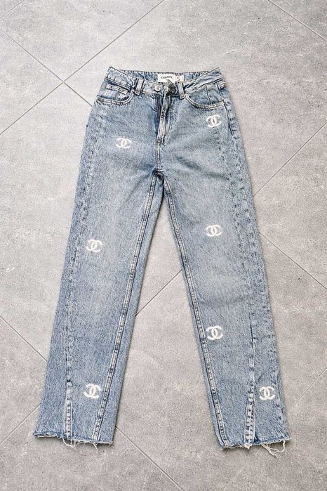 дамски дънки на шанел с цепка отпред ползвани но запазени с модерен дизайн chanel деним