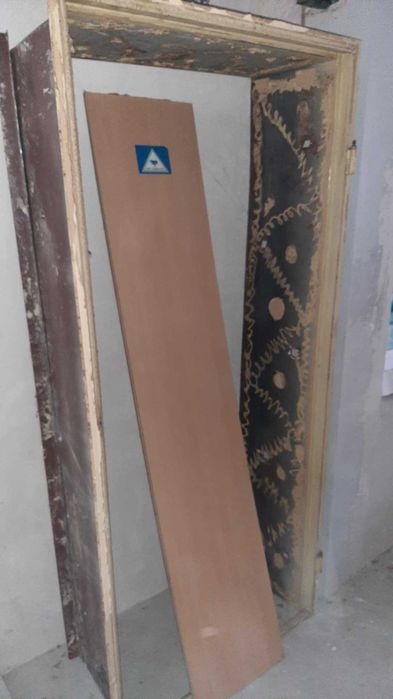 Продавам метална врата