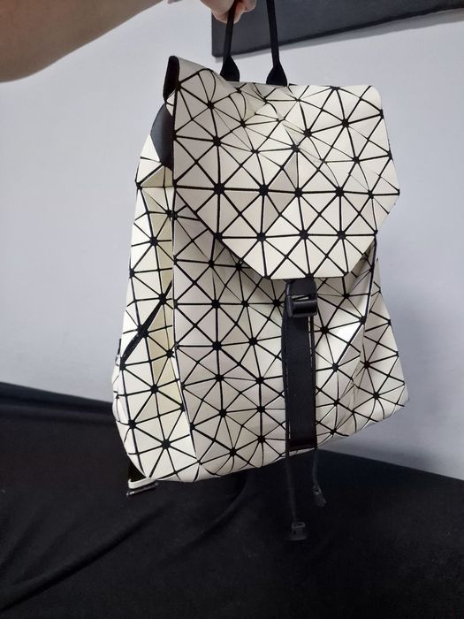 Дамска раница черно бяла