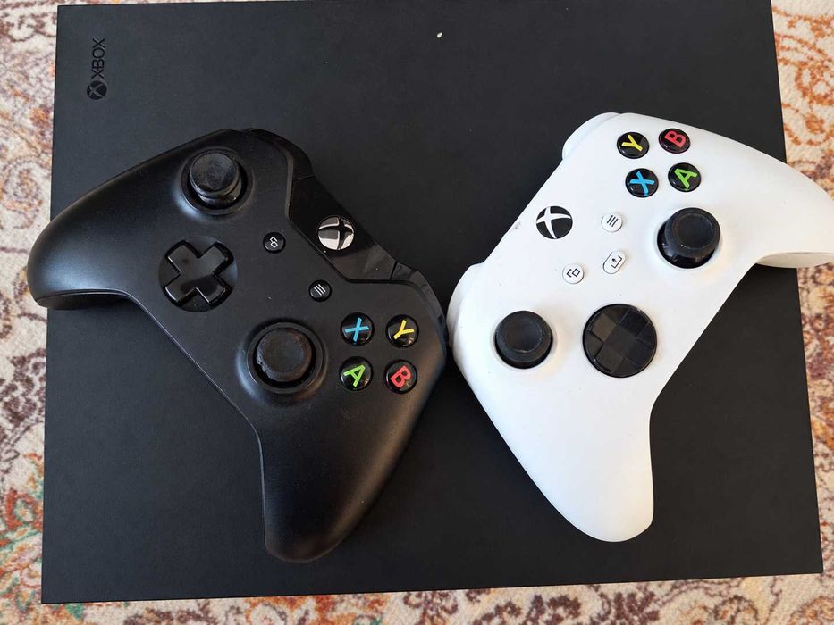 Xbox One X 1 TB, 4K HDR + 2 controllere