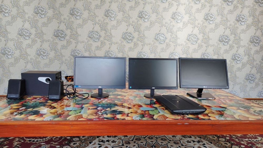 3 ta monitor va 1 ta skaner