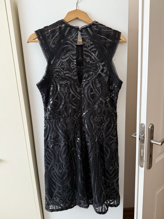 Черна рокля с дантела и пайети