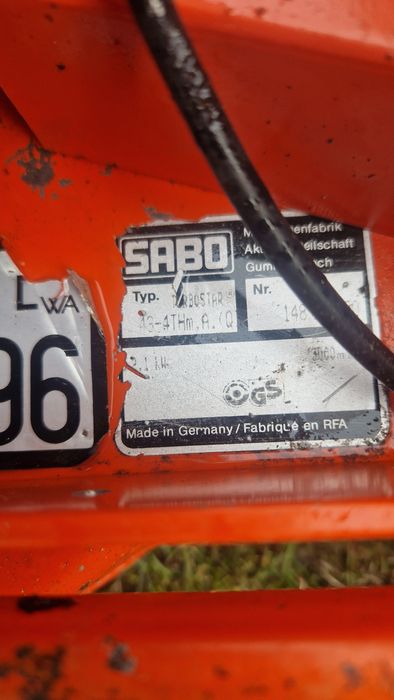 Vand masina de tuns iarba pe benzina