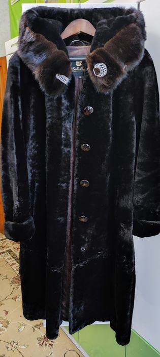 Распродажа: куртки, шубы, шапка.