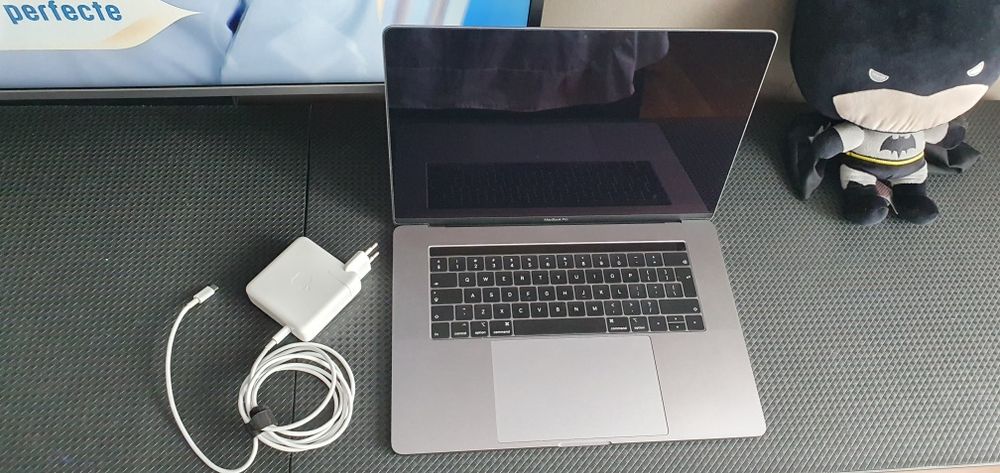 Macbook pro 15 inch 2019 , 77 cicluri incarcare i7 16 gb hard 256