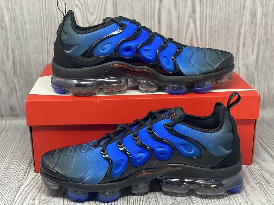 Обувки NIKE / VaporMax / Plus Bright Crimson + КУТИЯ