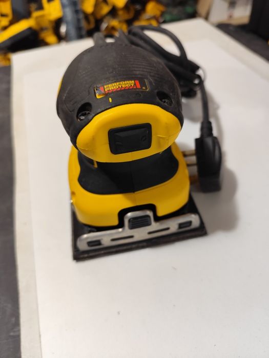 Коледна цена виброшлайф Девалт DeWALT DWE6411