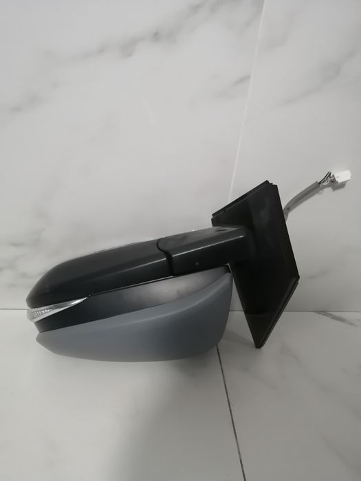 Зеркало Тоета RAV 4.