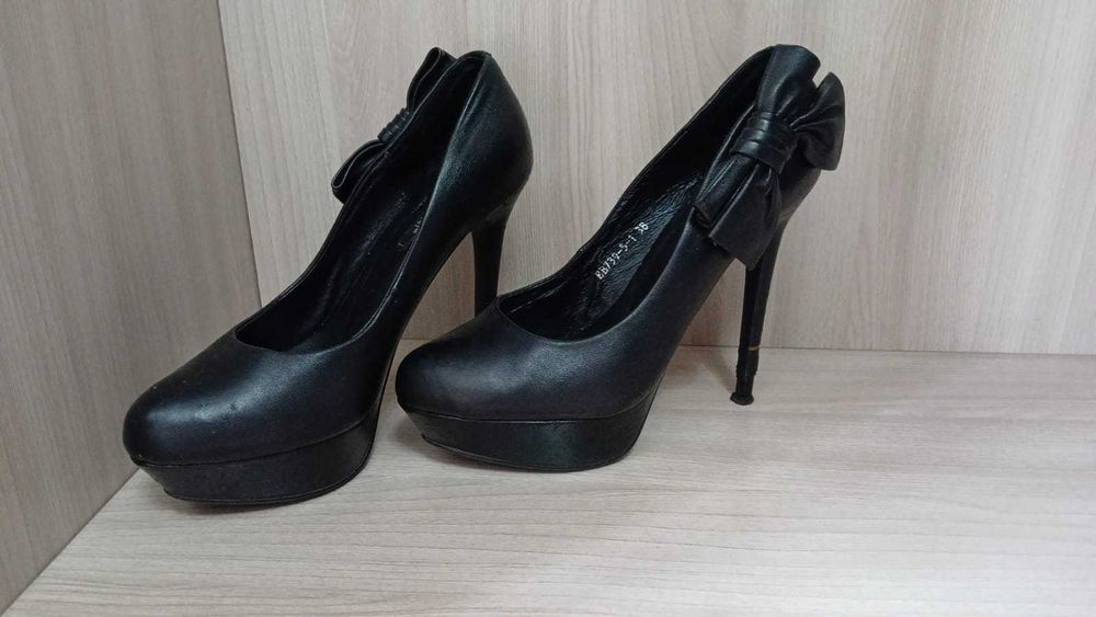 Туфли на высоком каблуке 38 размер черные стрипы стрипперы BASCONI