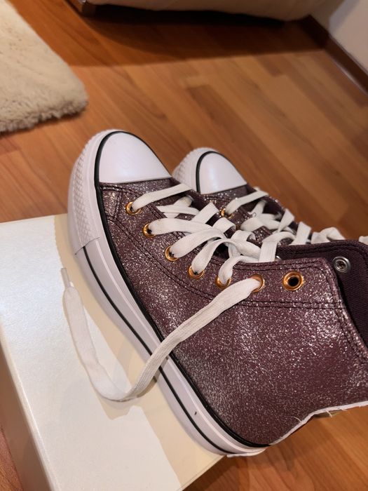 Converse roz cu sclipici