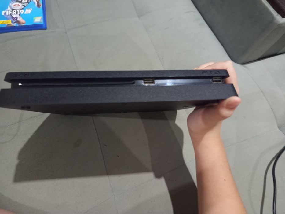 PS4 slim 400 gb със ipega charging dock + 5 игри