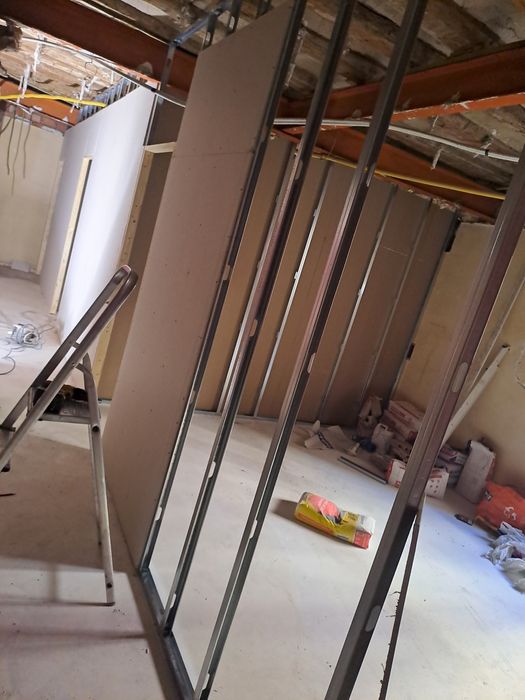 Execut lucrări de finisaje interioare