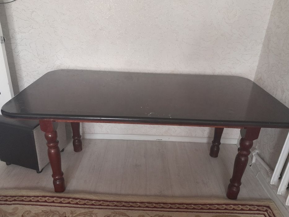 Продаётся  стол в хорошем состоянии.